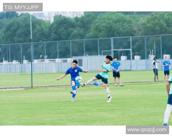 小孩偶遇球星与其共踢足球展现梦想与勇气的瞬间